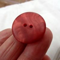 Bouton plat teinte groseille mat moire 24 mm 2