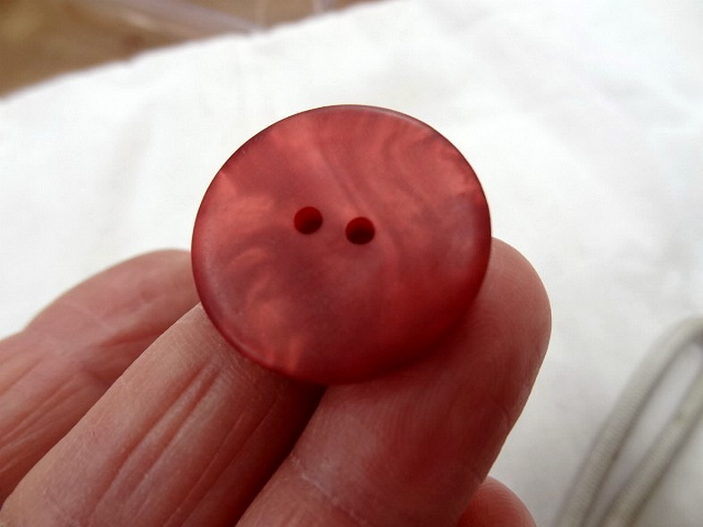 Bouton plat teinte groseille mat moire 24 mm 2