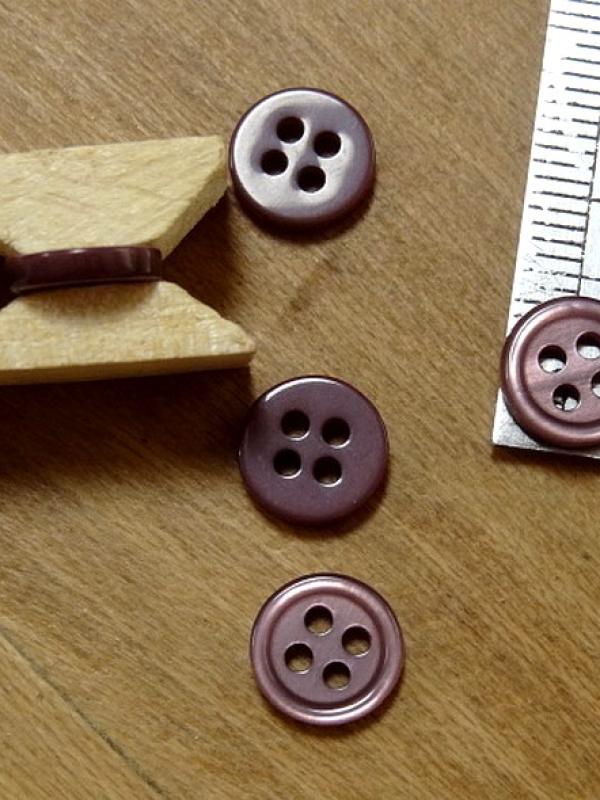 Bouton prune 4 trous bord bourrelet 9 mm 