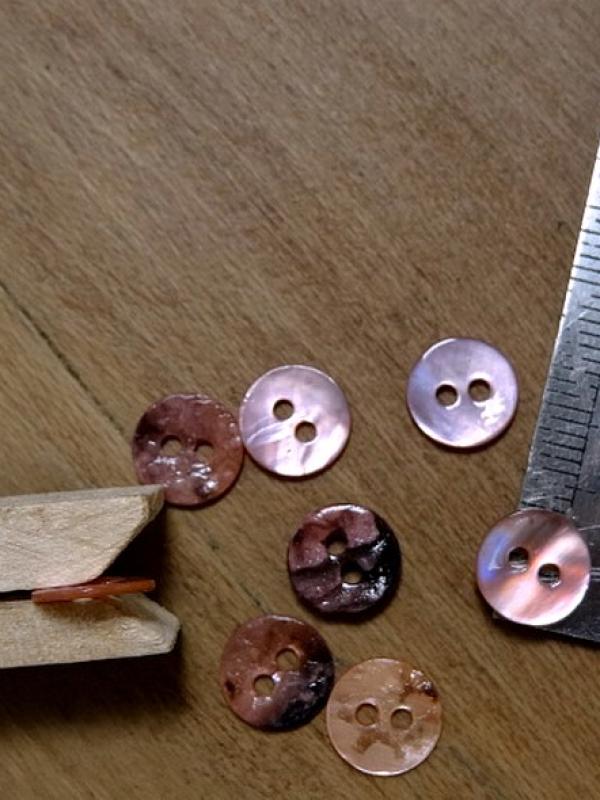 Bouton rose en nacre emaillee 9 mm 