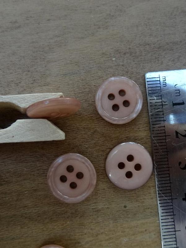 Bouton rose poudre bord bourrelet nacre 15 mm 1 