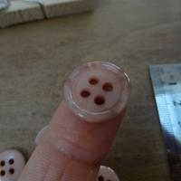 Bouton rose poudre bord bourrelet nacre 15 mm 2 