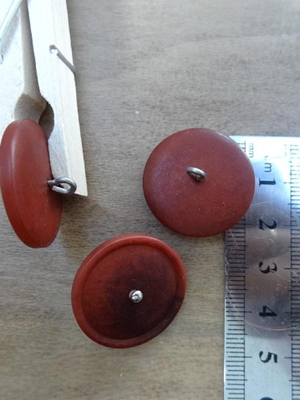 Bouton rouge brule a queue metal 24 mm 