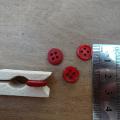 Bouton rouge cardinal nacre bord bourrelet 10 mm