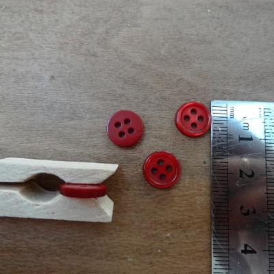 Bouton rouge cardinal nacre bord bourrelet 10 mm
