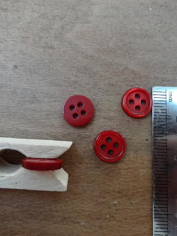 Bouton rouge cardinal nacre bord bourrelet 10 mm