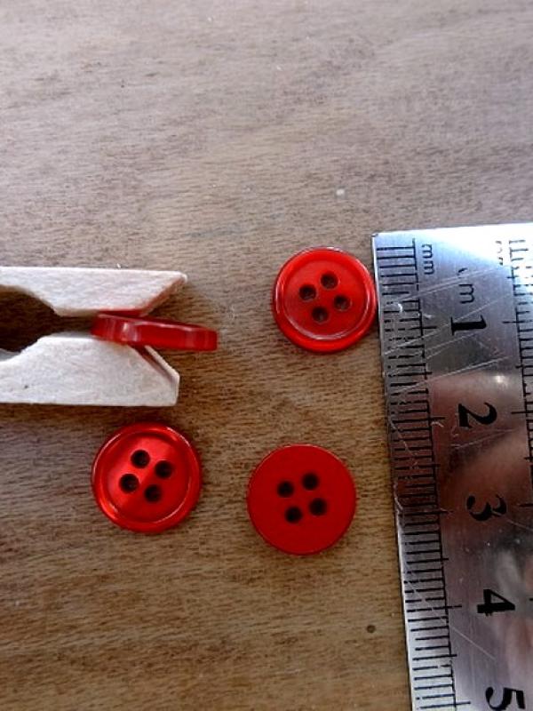 Bouton rouge cardinal nacre bord bourrelet 12 mm 