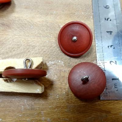 Bouton rouge cinabre brule a queue clou metal 20 mm