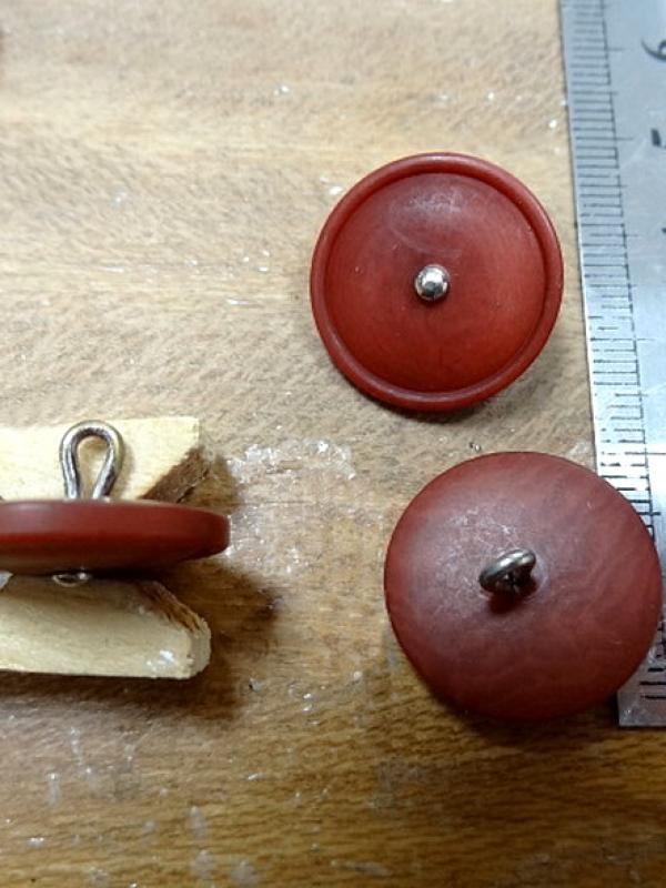 Bouton rouge cinabre brule a queue clou metal 20 mm