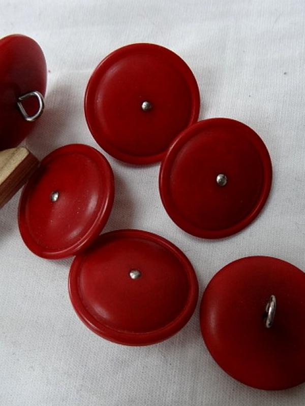 Bouton rouge ecarlate moire a queue clou metal 1 