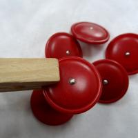 Bouton rouge ecarlate moire a queue clou metal 3 