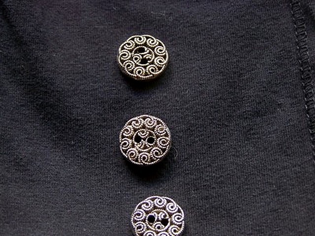 Bouton vieil argent motif fleur 1