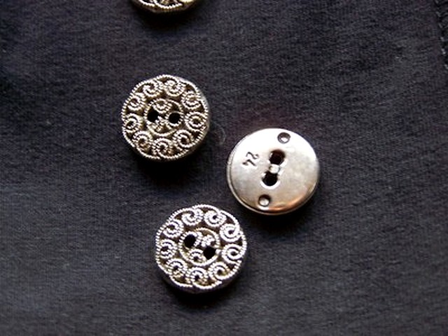 Bouton vieil argent motif fleur 2