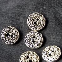 Bouton vieil argent motif fleur 3