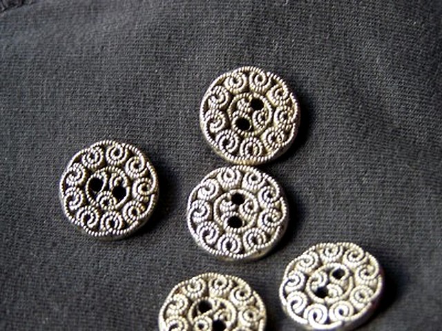 Bouton vieil argent motif fleur 3