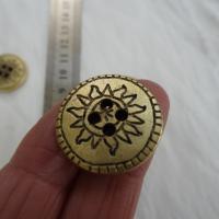 Bouton vieil or motif soleil 22 mm 3