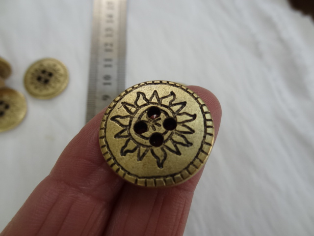Bouton vieil or motif soleil 22 mm 3