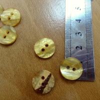 Boutons nacre plastifiee jaune ocre 12 mm 1 