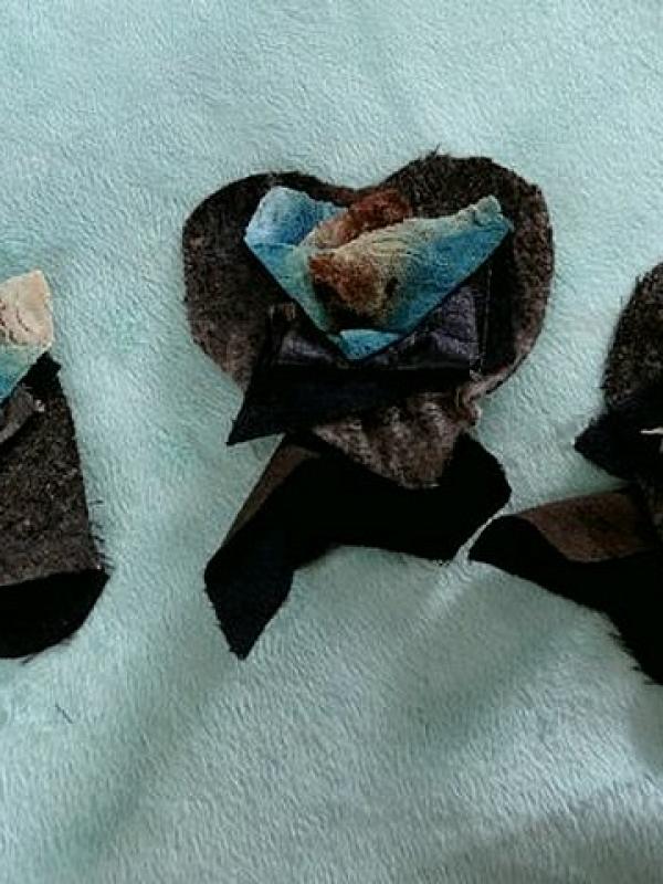 Broche a coudre laine et resille tons gris bleu 1 
