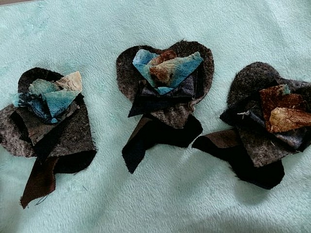 Broche a coudre laine et resille tons gris bleu 1