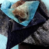 Broche a coudre laine et resille tons gris bleu 3 