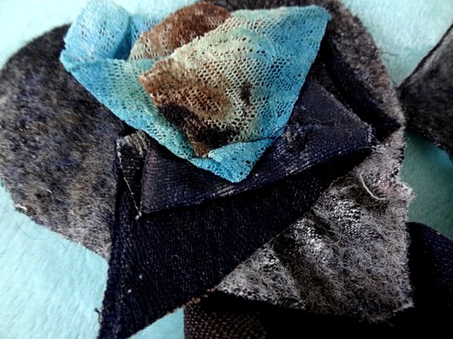 Broche a coudre laine et resille tons gris bleu 3