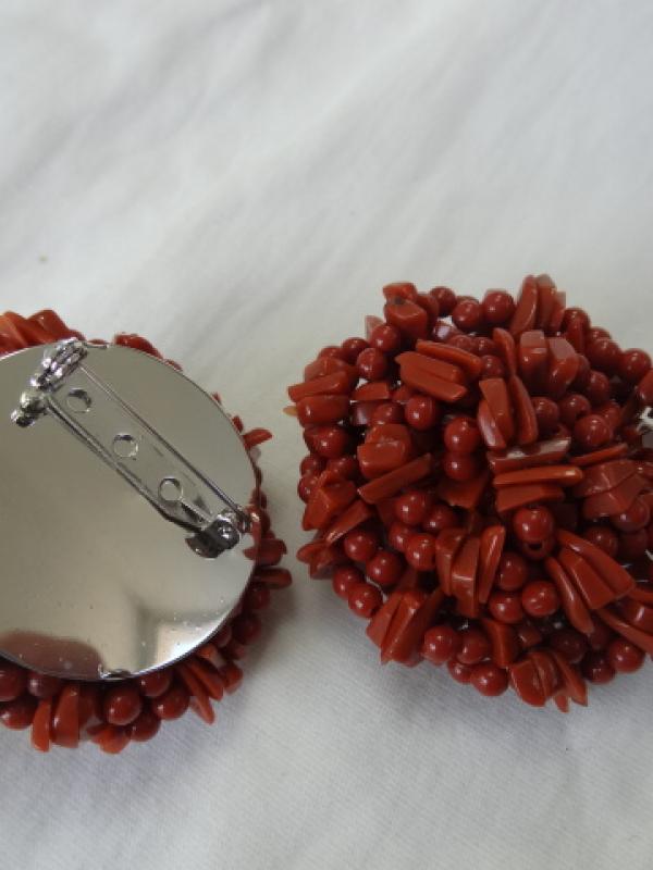 Broche en jaspe rouge 