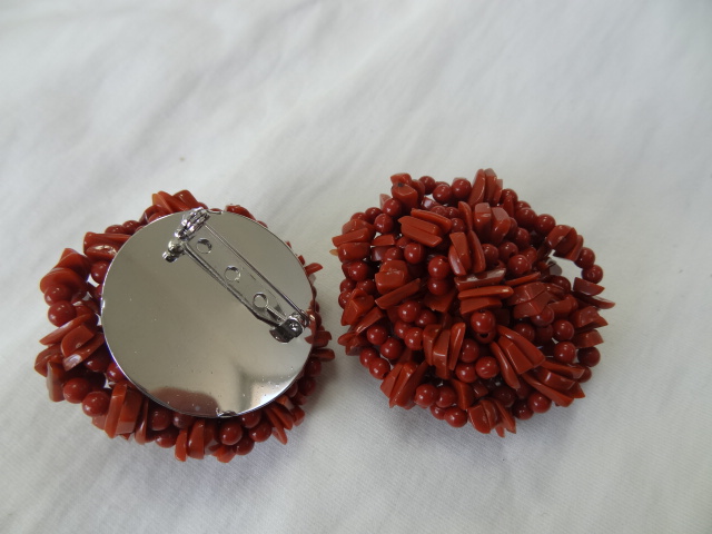 Broche en jaspe rouge