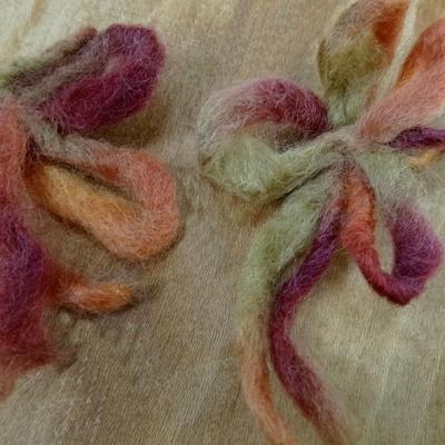Broche fleur en laine cardee 1 