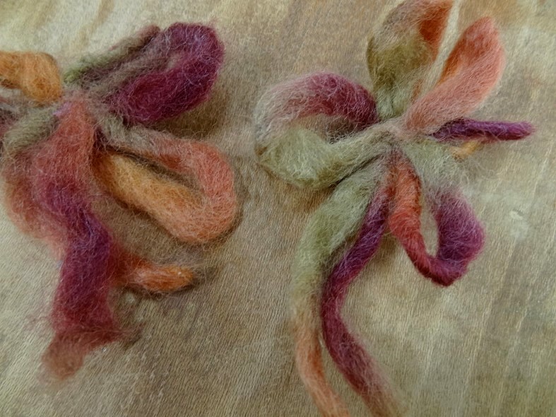 Broche fleur en laine cardee 1