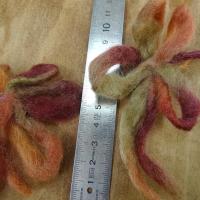Broche fleur en laine cardee 2 