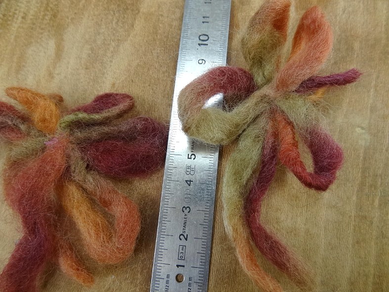 Broche fleur en laine cardee 2