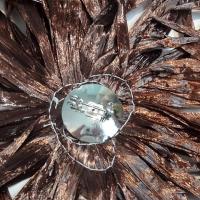 Broche fleur raphia marron 1 