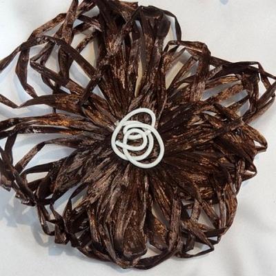 Broche fleur raphia marron 2 