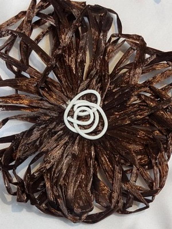 Broche fleur raphia marron 2 