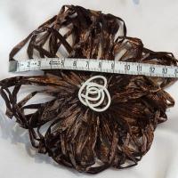 Broche fleur raphia marron 3 