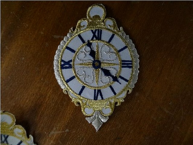 Broderie a coller horloge 01
