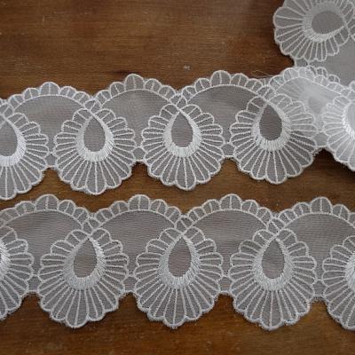 Broderie boucles sur mousseline blanche 1 