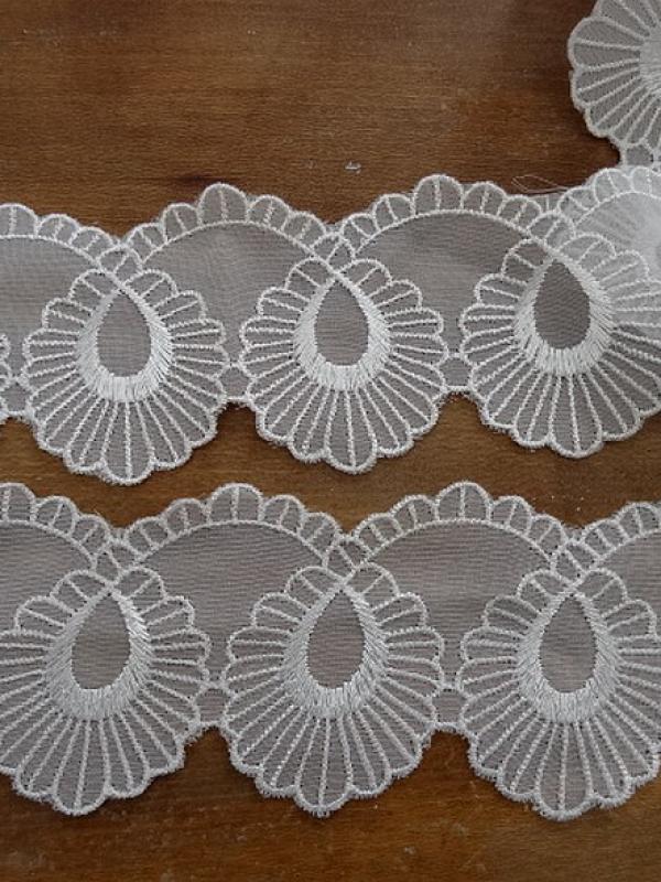 Broderie boucles sur mousseline blanche 1 
