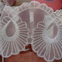 Broderie boucles sur mousseline blanche