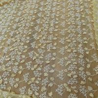 Broderie de feuilles sur résille jaune paille