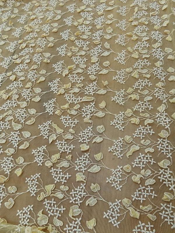 Broderie de feuilles sur résille jaune paille
