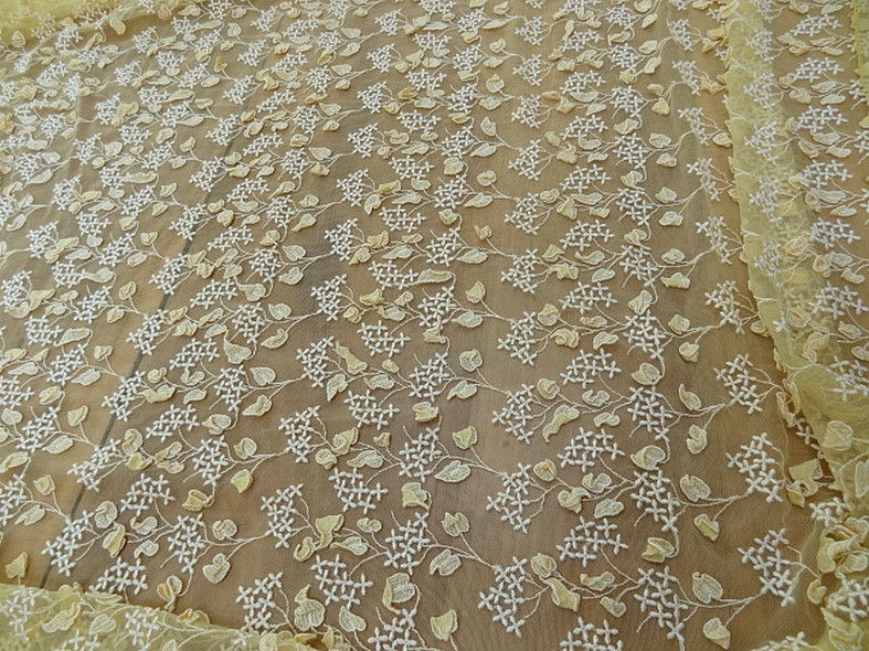 Broderie de feuilles sur résille jaune paille