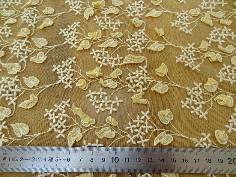 Broderie de feuilles sur resille jaune paille 2