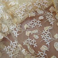 Broderie de feuilles sur resille jaune paille 3 