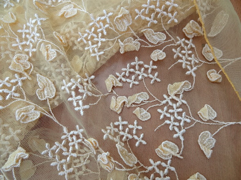 Broderie de feuilles sur resille jaune paille 3