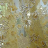 Broderie de feuilles sur resille jaune paille 4 