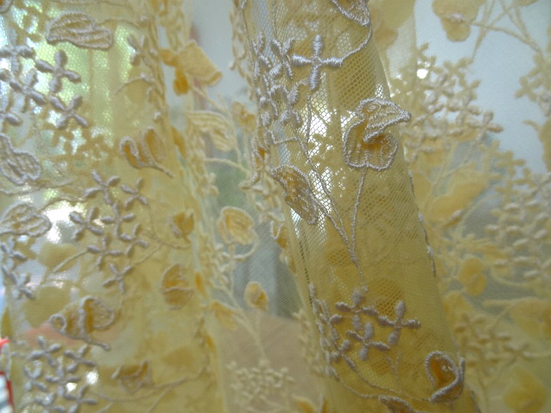 Broderie de feuilles sur resille jaune paille 4