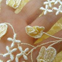 Broderie de feuilles sur resille jaune paille 5