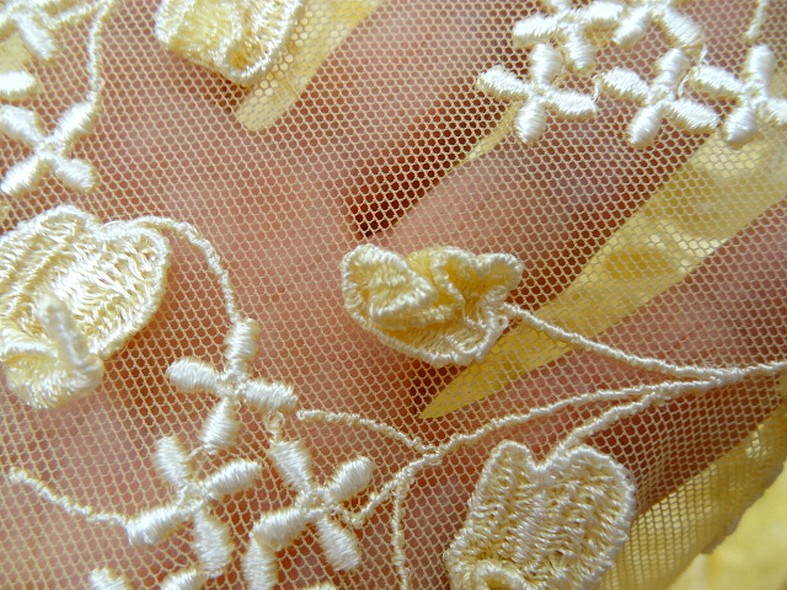 Broderie de feuilles sur resille jaune paille 5